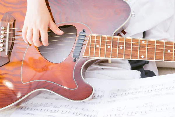 Kinderhand Spielt Akustikgitarre — Stockfoto