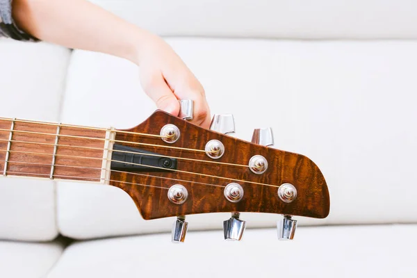 Junge Zieht Die Saiten Der Gitarre — Stockfoto