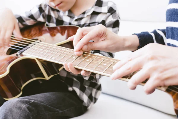 先生は若いギターの男の子を教えています 選択的焦点 — ストック写真