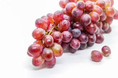 Beyaz arkaplanda izole edilmiş taze üzümler