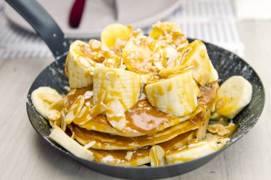 Karamel Banana pancake küçük siyah pan sıcak servis