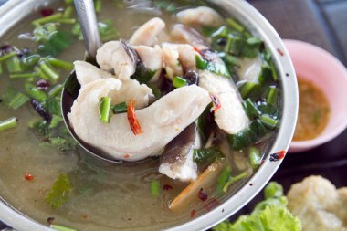 Kang Kedibalığı içinde Tay baharatlı ekşi çorbası veya tom yum