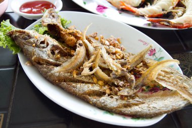 Derin kızarmış balık beyaz yemek sarımsak ile