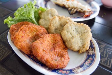 Derin yağda kızartılmış balık köftesi ve karides gözleme 