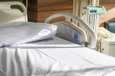 Modern hastanede boş temiz hasta yatağı 