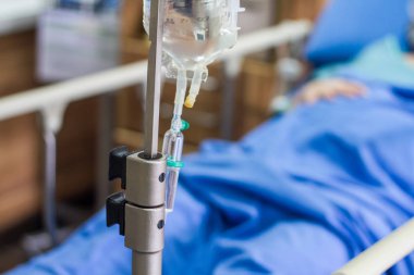 Serum fizyolojik çanta ve damla modern hastanede hasta, damla sette seçici odak için intravenöz infüzyon için ayarla