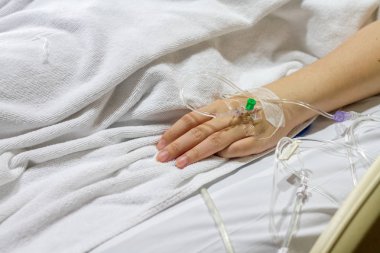 Kadınlar üzerinde tuzlu çözüm el hastanede hasta yatağı