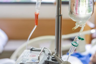 Serum fizyolojik çanta ve damla modern hastanede hasta, damla sette seçici odak için intravenöz infüzyon için ayarla