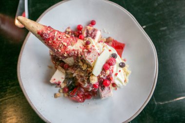 Dondurma külahı kek ve beyaz tabak karışık berry ile