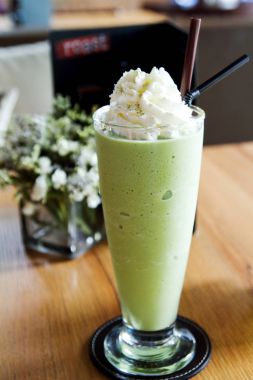 Bir bardak buzlu yeşil çay matcha frappe