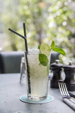 Bakire mojito mocktail masada bir bardak
