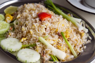 Kızarmış pirinç taze salatalık, soğan ve limon ile Yengeç