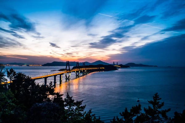 Şafak Gadeokdo Adası ve Geoga köprü bağlayan Busan ve Geojedo Adası, Güney Kore