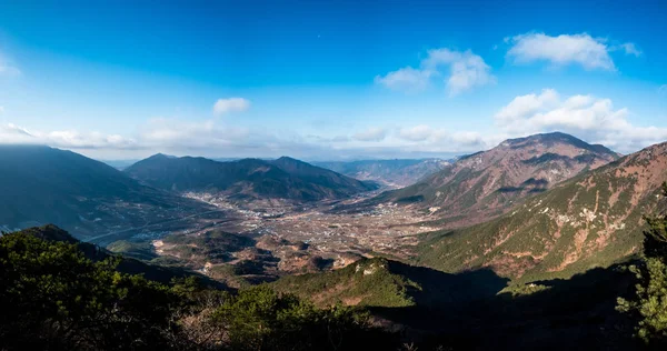 Miryang, Güney Kore 1000 metre yüksekliğindeki Dağları ile çevrili köy panoramik manzaralı.