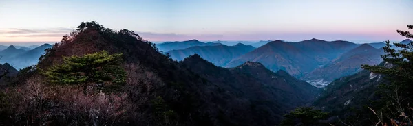 Dağ zirvelerinin panoramik manzarası