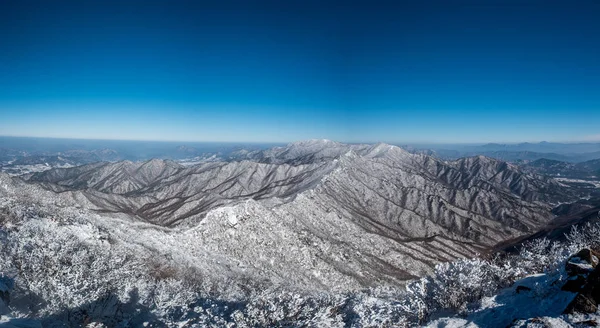 Panoramik kar kaplı Mt. Deokyu, Güney Kore