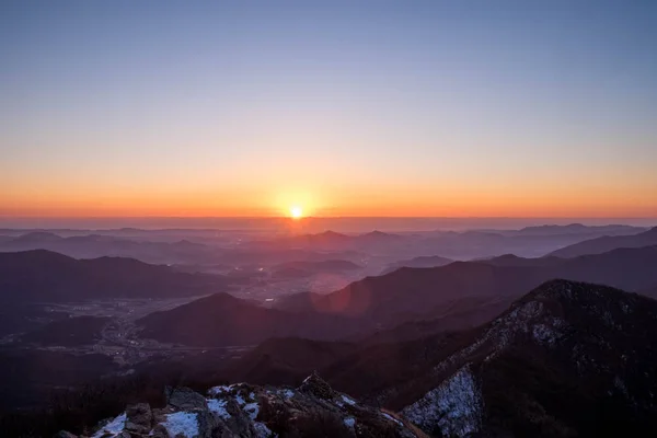 Sunrise yukarıda bulutlar ve dağlar