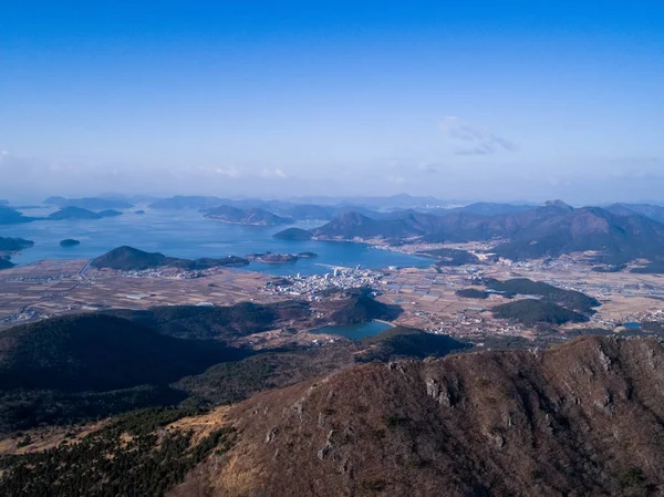 Dağlar, deniz ve köyleri havadan görünümü