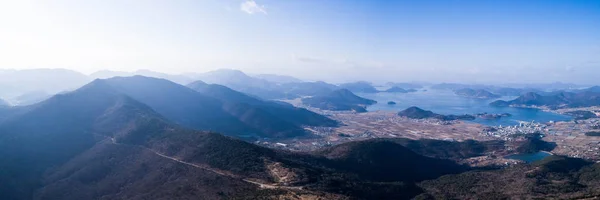 Dağlar, deniz ve köyleri havadan görünümü