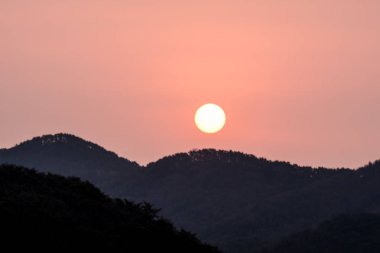 Sunrise denizden ve turuncu gökyüzü ile adalar