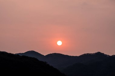 Sunrise denizden ve turuncu gökyüzü ile adalar