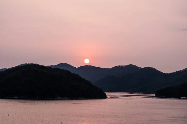 Sunrise denizden ve turuncu gökyüzü ile adalar