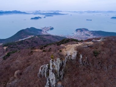 Dağlar, deniz ve adalar havadan görünümü