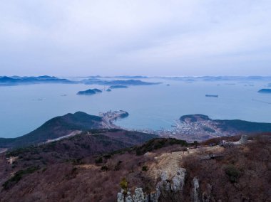 Dağlar, deniz ve adalar havadan görünümü