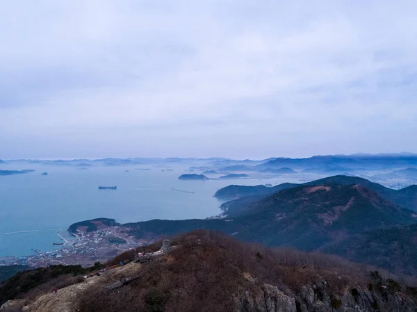 Dağlar, deniz ve adalar havadan görünümü