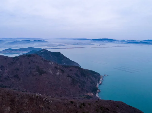 Dağlar, deniz ve adalar havadan görünümü