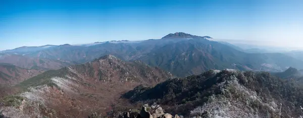 Panoramik kar dağların kaplı