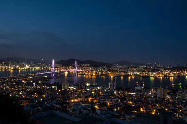 Cityscape liman, köprü ve deniz