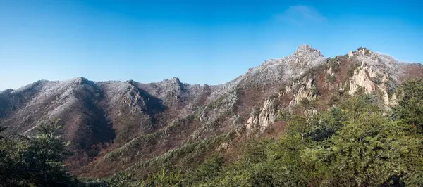 白雪覆盖的山脉全景 — 图库照片