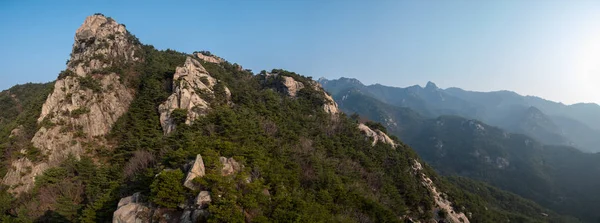 岩のピークと山の範囲 — ストック写真