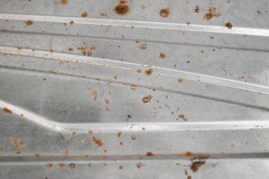 Paslı çelik duvar beyaz su ve hava nedeniyle oluşur.