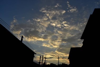 Gölge günbatımı akşam ile binada.