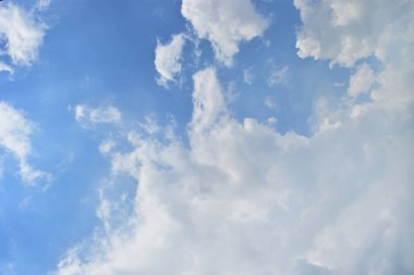 Mavi gökyüzü ve beyaz bulutlar güzel bir günde.