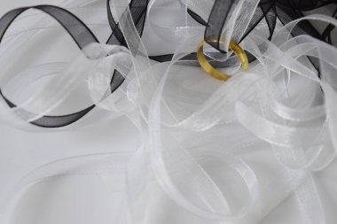 Siyah Şerit ve beyaz kafes ile yüzük altın yumuşak bir dalgalanma var.