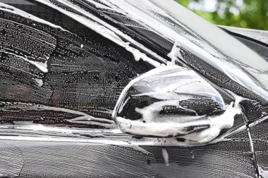 Siyah araba yıkama leke ile arka plan. Kabarcıklar alanı dolu.