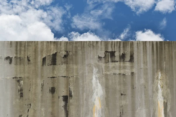 Waduk air yang terbuat dari semen Ditinggalkan patch menyebabkan kerusakan . — Stok Foto