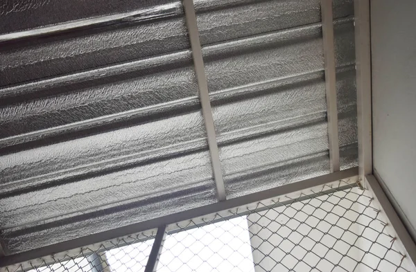 Headliner iş. İzolasyon koruma ısı formu güneş ışığı.