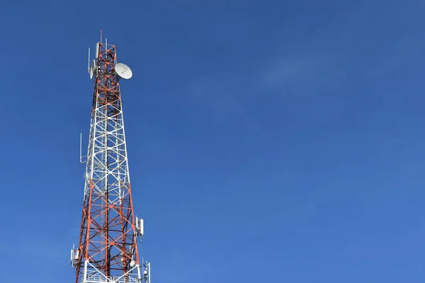 Torre de antena no céu azul e nuvens brancas em um belo dia . — Fotografia de Stock