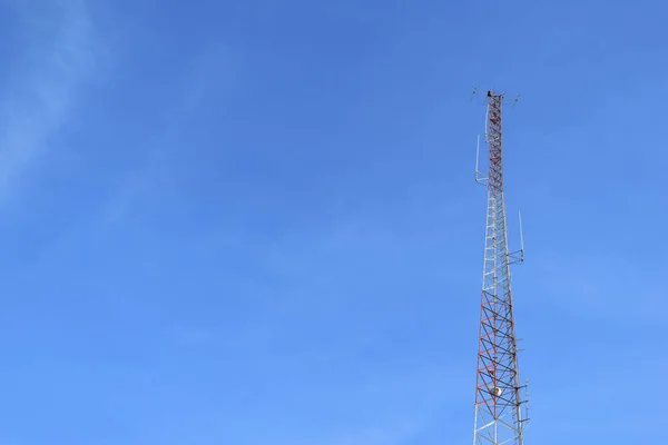 Torre de antena no céu azul e nuvens brancas em um belo dia . — Fotografia de Stock