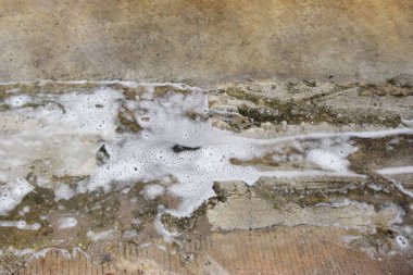 Yıkama su sızıntısı yolda, yerde kirli olun.