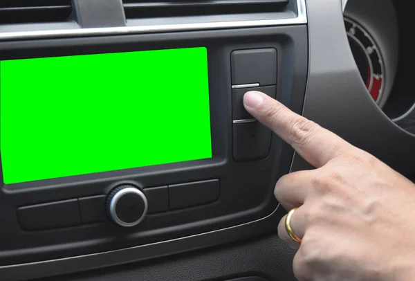 Asiático homem indicador dedo está pressionando um botão no painel de controle do carro moderno automóvel  . — Fotografia de Stock