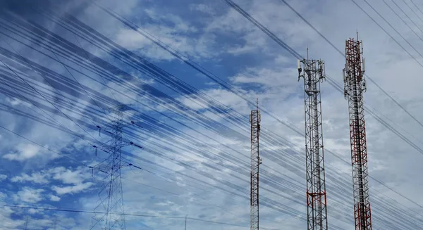 Torre de antena no céu azul e nuvens brancas em um belo dia . — Fotografia de Stock