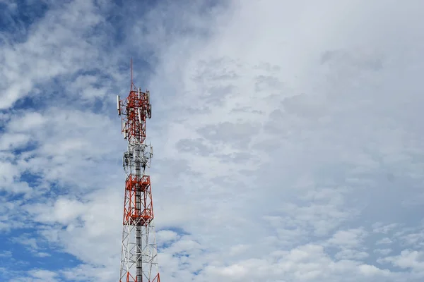 Torre de antena no céu azul e nuvens brancas em um belo dia . — Fotografia de Stock