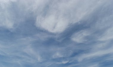 Mavi gökyüzü ve beyaz bulutlar güzel bir günde.