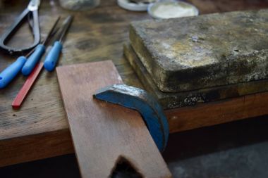 Gerçek çalışma alanı tablosu üstten görünüm takı üretimi orada aksesuarlar bulunmaktadır.