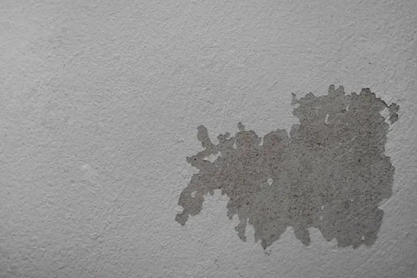 Perdite di acqua piovana sul soffitto causando danni al cemento . — Foto Stock